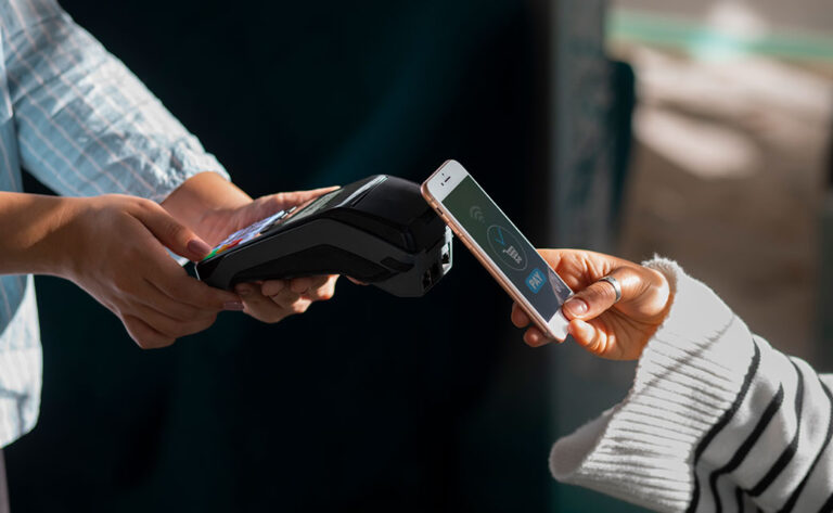 Las billeteras digitales, billeteras virtuales, o e-wallets, fueron creadas para administrar dinero y gestionar tus tarjetas de crédito, débito o prepago y realizar compras desde una aplicación en tu celular.